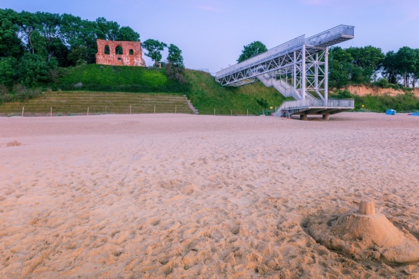 Krok w przeszłość na plaży w Trzęsaczu