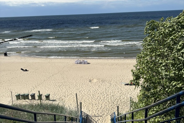 Czerwcowy słoneczny dzień na plaży w Rewalu