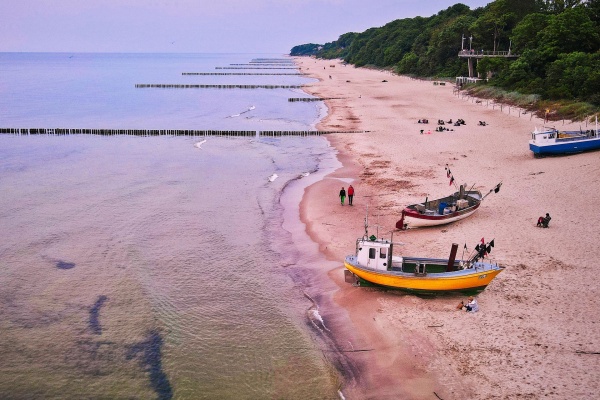 Piękna plaża z łodziami rybackimi przy brzegu w Rewalu.