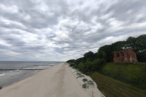 Tam, gdzie Bałtyk całuje historię - plaża w Trzęsaczu