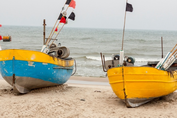 Widok na plażę i łódki w Rewalu