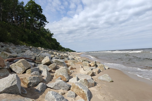 Plaża w Rewalu z kamienistym wybrzeżem.