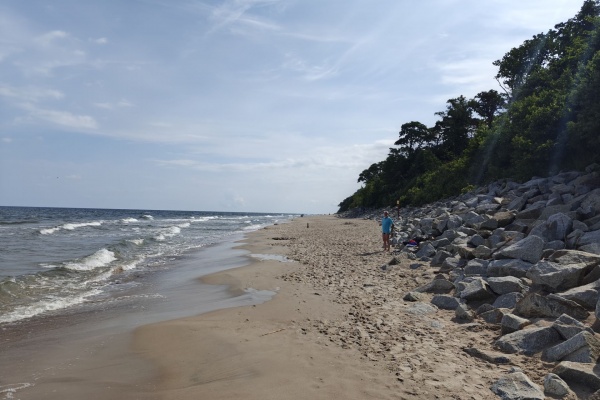 Plaża w Rewalu z kamienistym wybrzeżem.