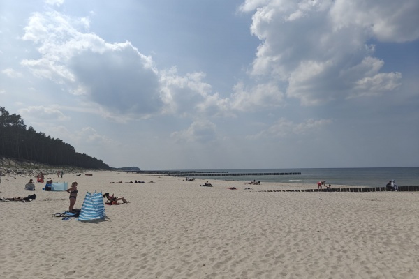 Pogorzelica - Piaszczysta plaża z leżakami i parawanami.